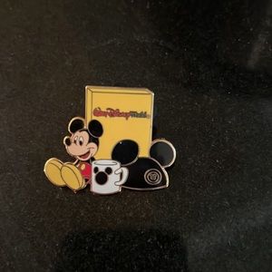 Disney trading pin: Mickey Mouse with ear hat and mug